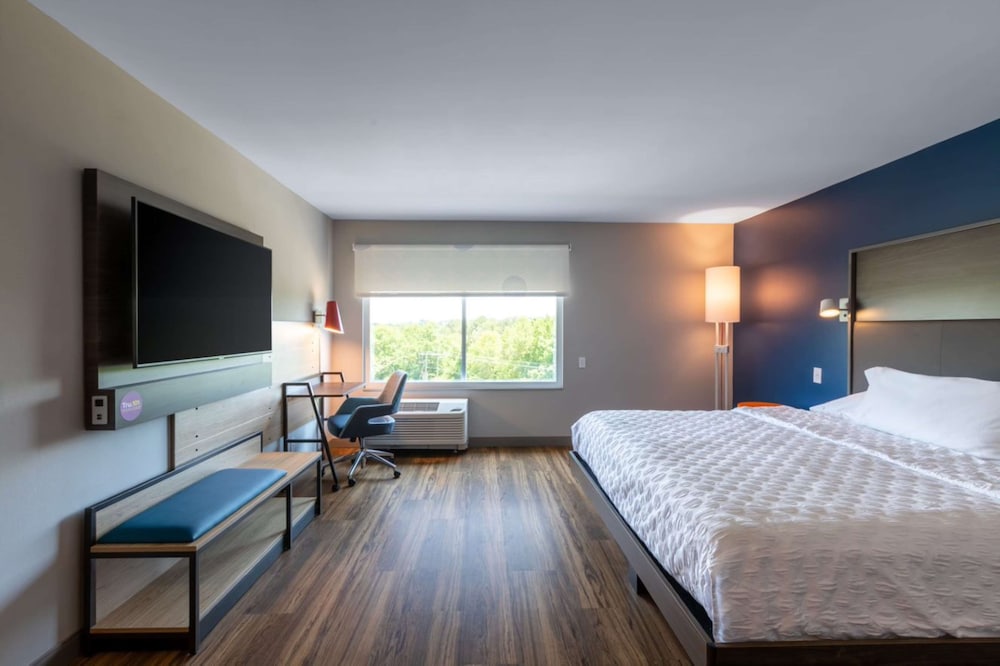 Room, 1 King Bed, Accessible (Hearing, Roll-In Shower) - Photo 1