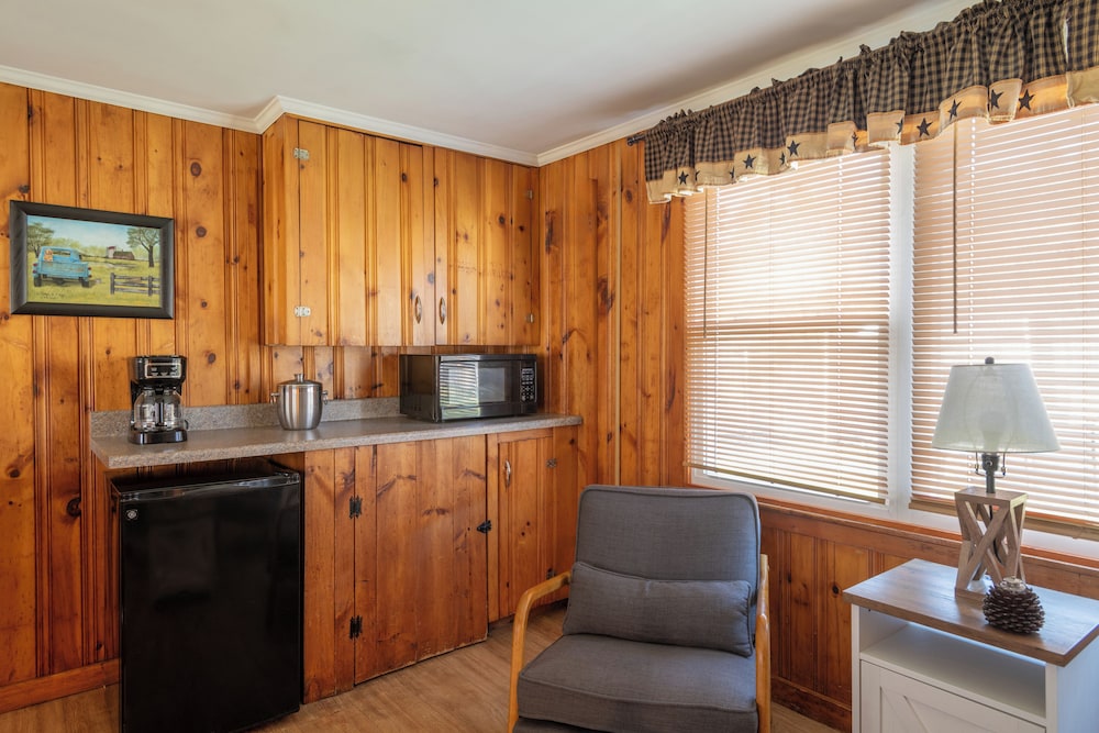 Cottage- Two Bedroom with Living Room - Photo 4