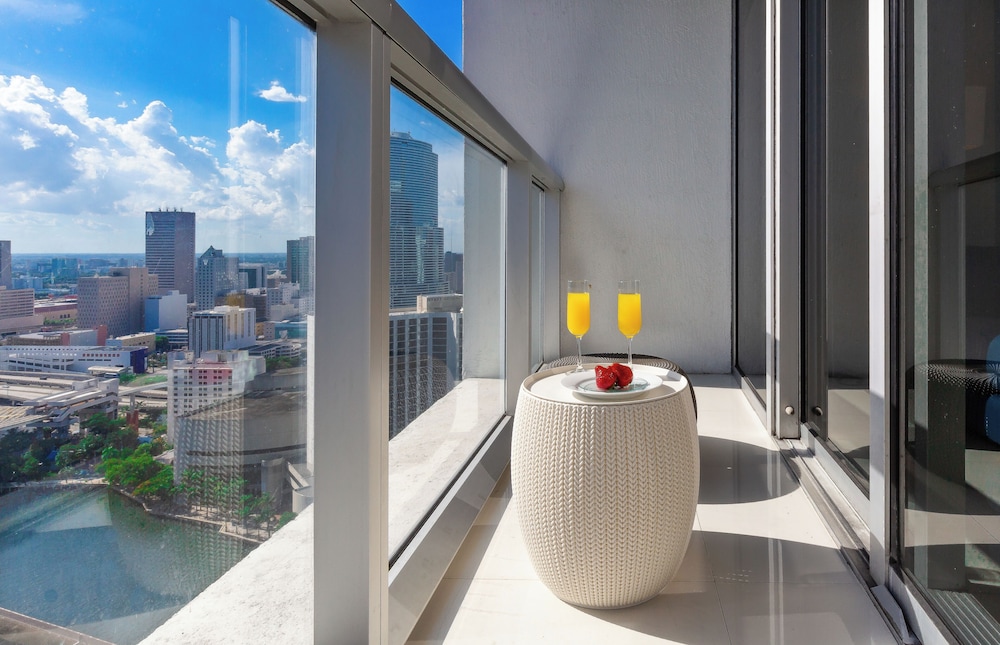 Business Studio Suite, 1 Queen, Balcony, City/River ViewÂ 3205 thumbnail 5
