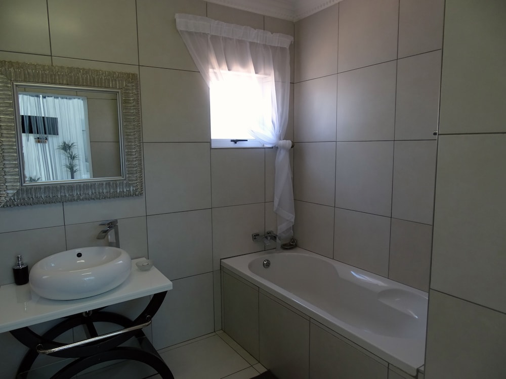 Honeymoon Suite, 1 Bedroom, Garden View photo 3
