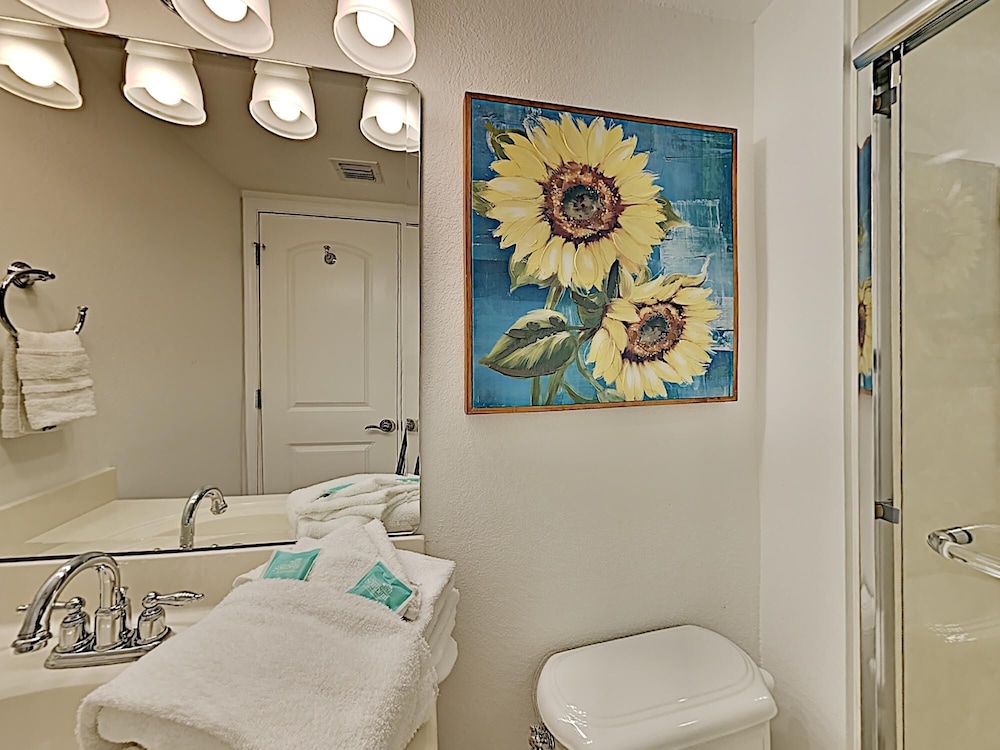 Condo, Multiple Beds, Kitchen, Pool View (#105 East - No Pets) photo 2
