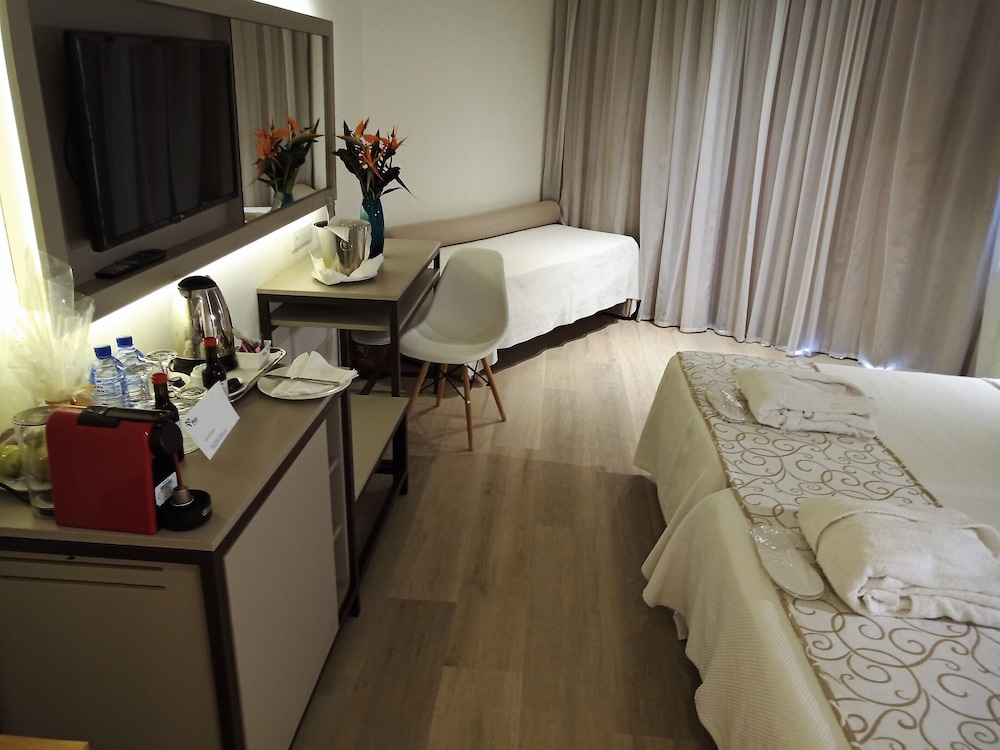 Deluxe Double or Twin Room, Partial Sea View - Photo 4