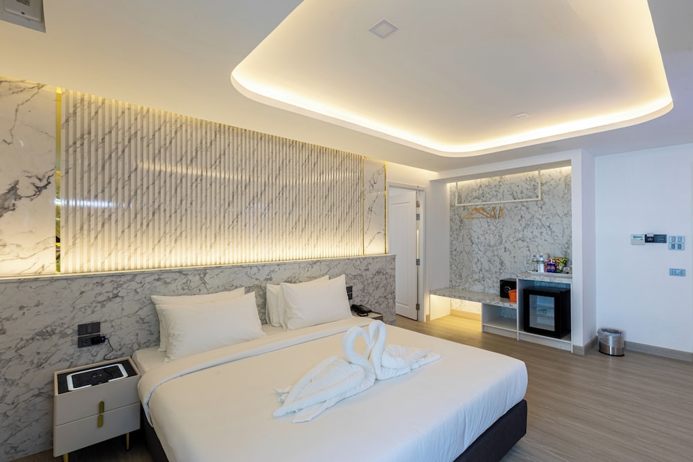 Superior King Room+ Premier King Suite photo 3