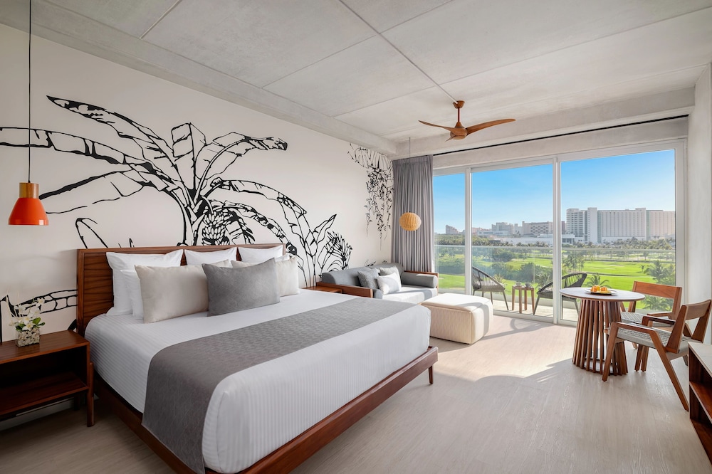 Junior Deluxe Suite Golf View King Bed