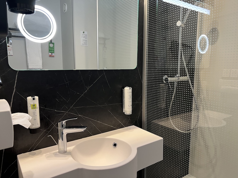 Premium Double Room - Photo 11
