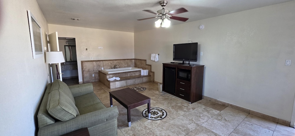 Suite, 1 King Bed, Non Smoking, Hot Tub photo 3