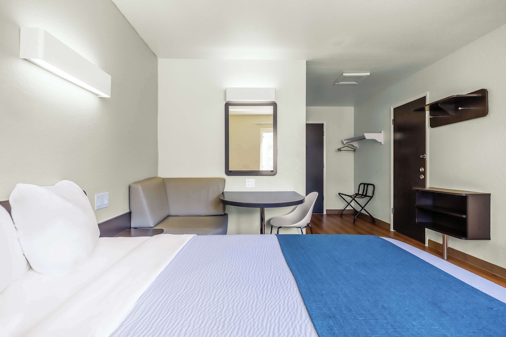 Standard Room, 1 Queen Bed, Non Smoking - Photo 1