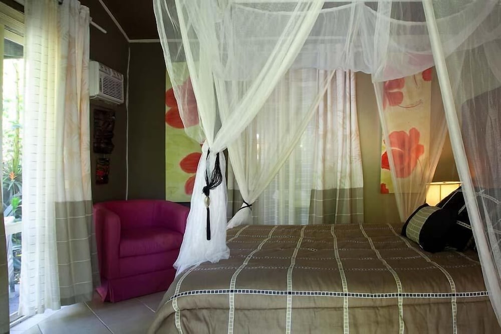 Bungalow, 1 King Bed, Kitchen, Garden View