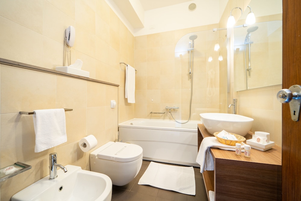 Deluxe Double Room, Balcony - Photo 4
