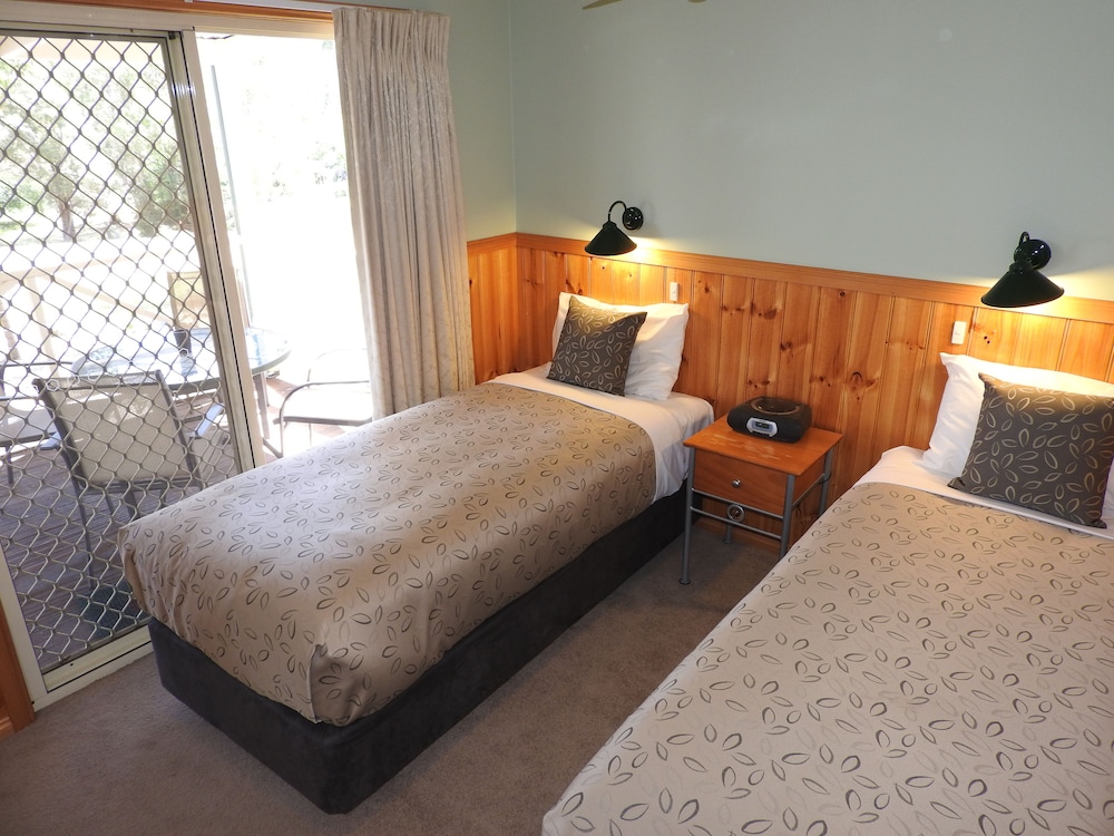 2 Bedrooms, 2 Bathrooms Self Contained Spa Cottage photo 2
