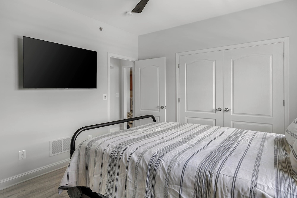 Condo, Multiple Beds, Balcony (Grande at Canal Pointe) photo 2