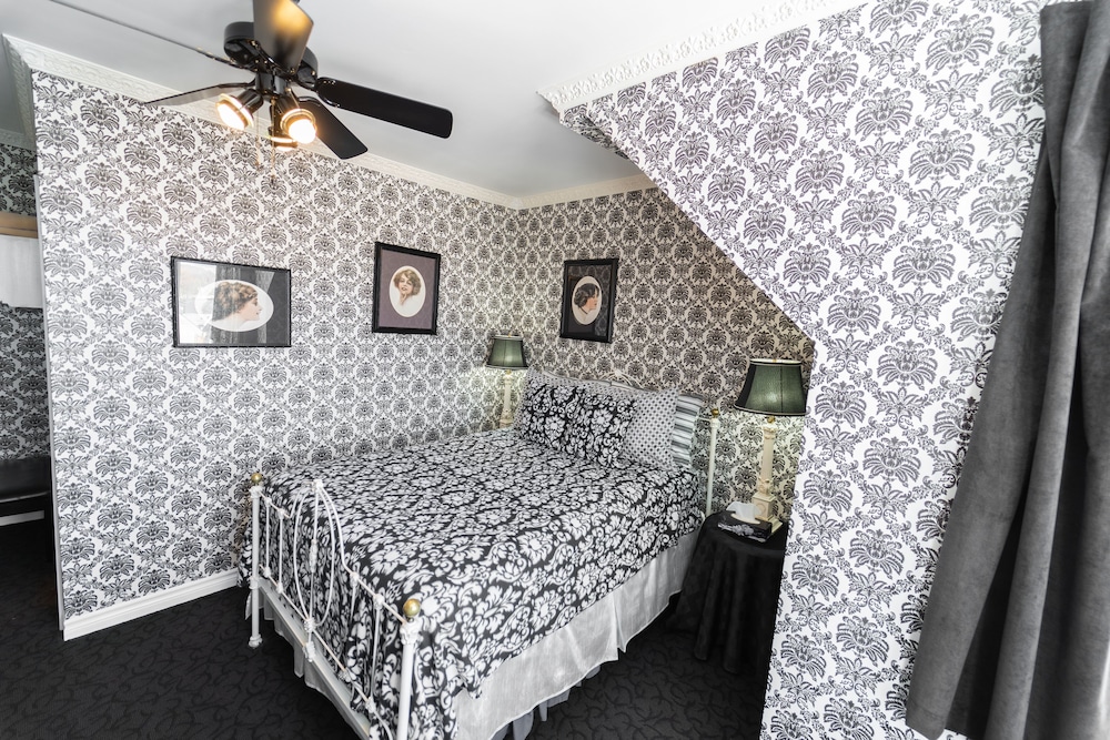 Black Velvet Room (Rm#8) photo 2