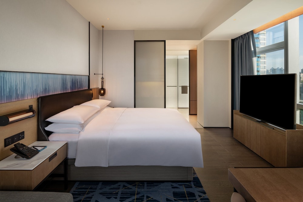 Deluxe Room, 1 King Bed, Garden View - Photo 5