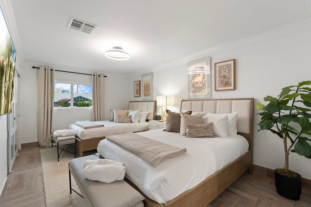 NEW The Hensley on Hubbell Designer Oasis w Pool, Photo 3