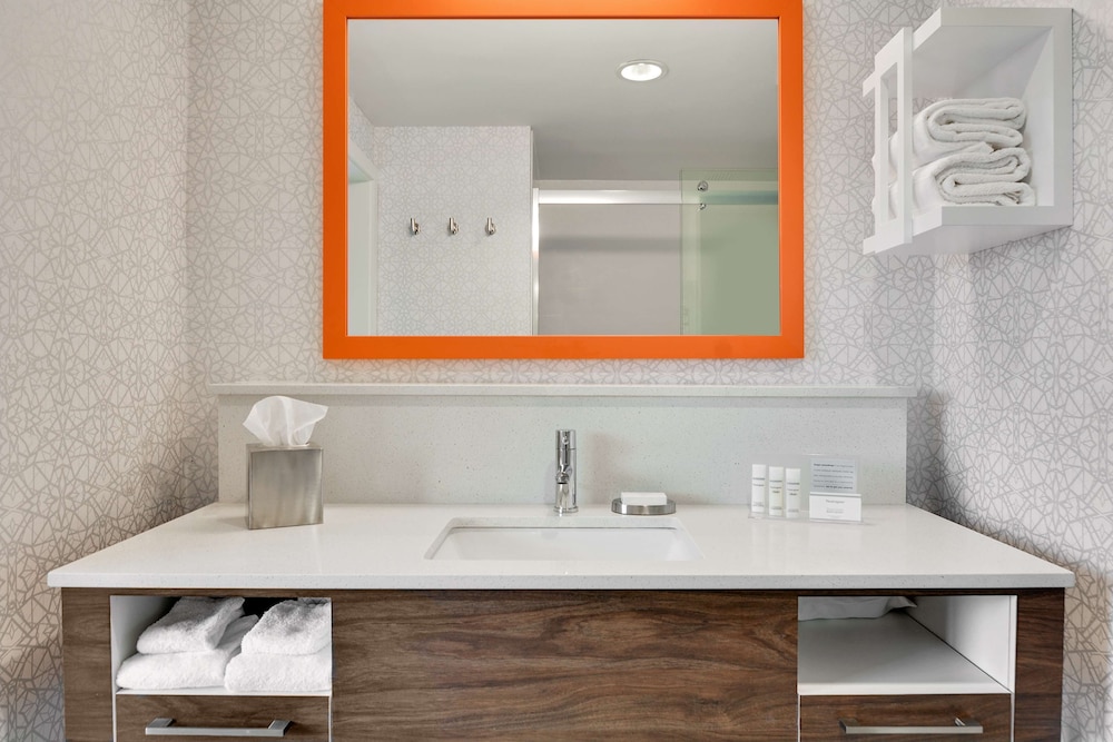 Room, 2 Queen Beds, Refrigerator & Microwave - Photo 4