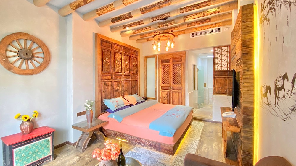 Queen bed room with lake view photo 1