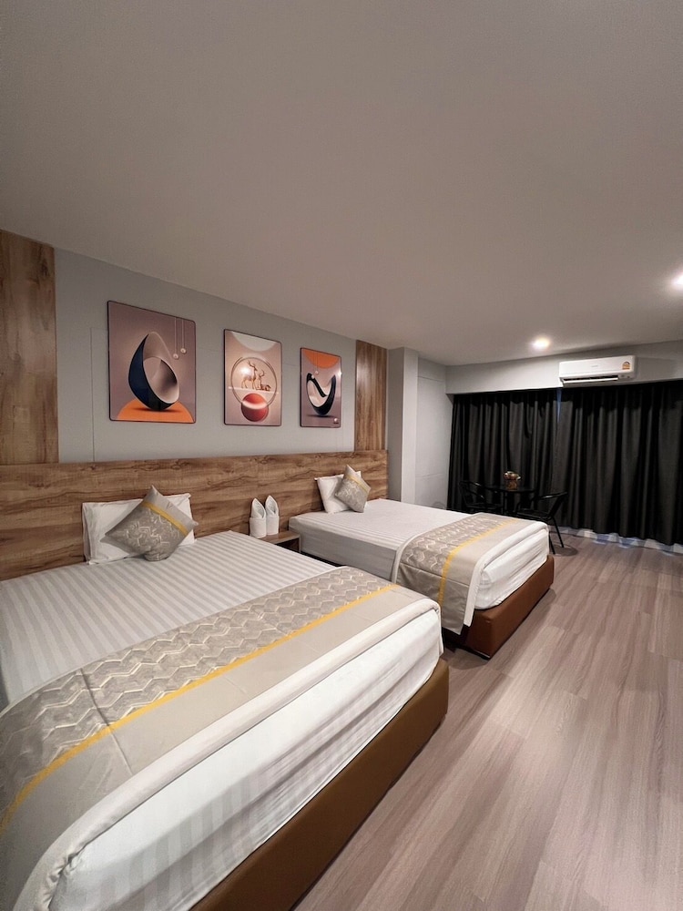 Deluxe Twin Room, 2 Queen Beds photo 2