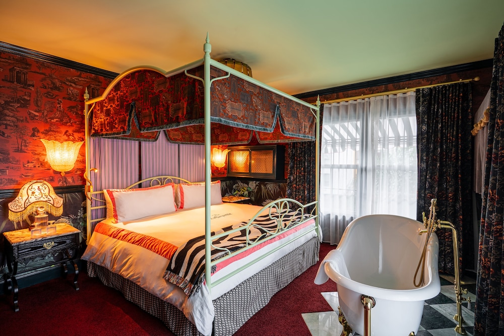 Suite, 1 King Bed, Patio