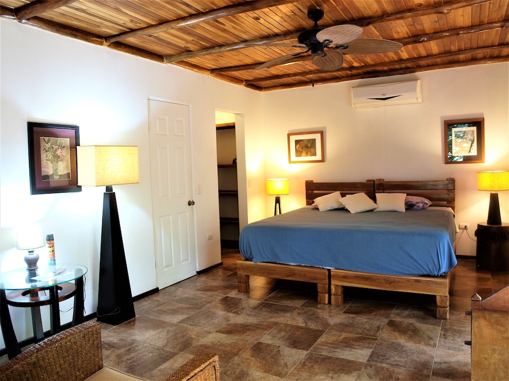 Premium Bungalow, 1 King Bed, Non Smoking, Mountain View photo 3