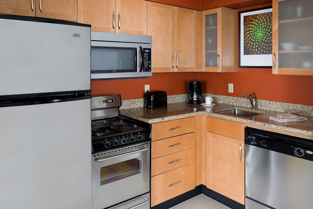 Suite, 2 Bedrooms, Fireplace (Mobility/Hearing Access, Roll-In Shwr) photo 2