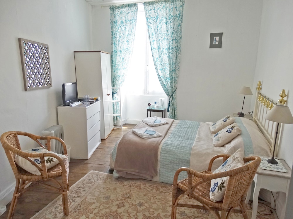 Room, 1 Double Bed, Shared Bathroom (Turquoise) photo 3