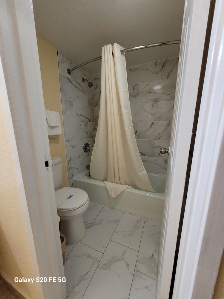 Deluxe Room, 2 Queen Beds photo 2