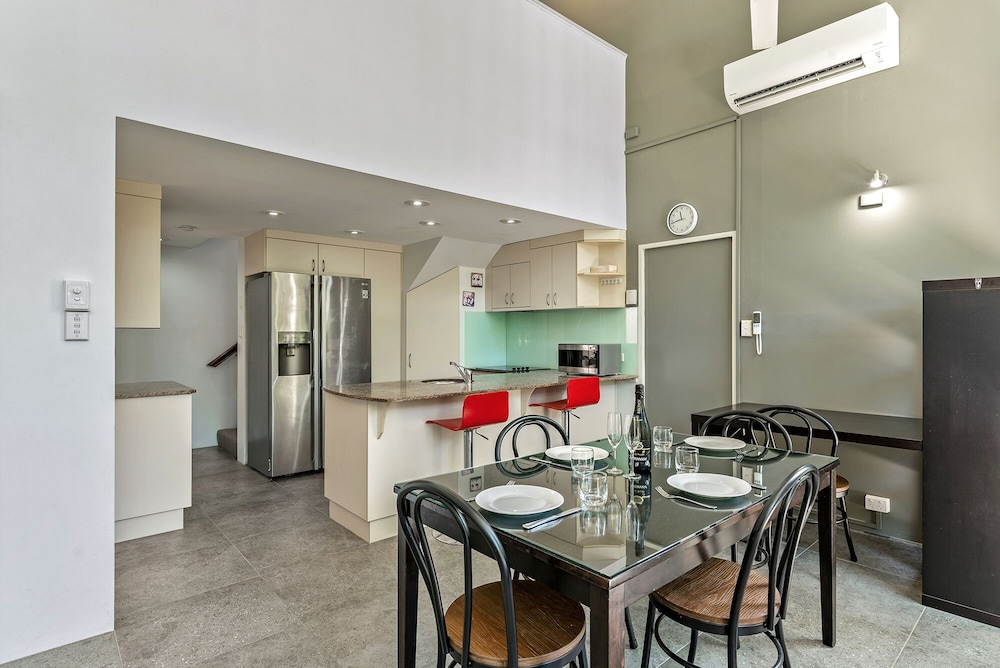 Family Townhome, 3 Bedrooms, 2 Bathrooms photo 3