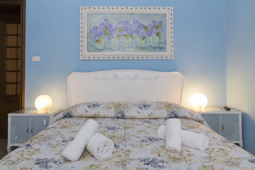 Basic Double Room, 1 Queen Bed, Ensuite photo 3