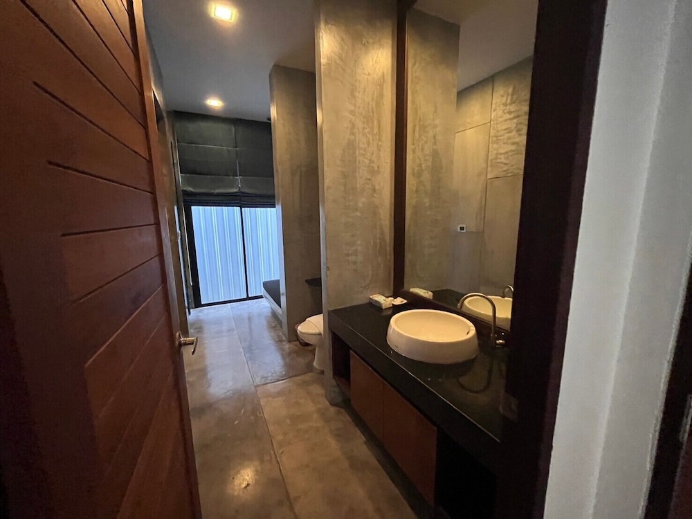 One Bed Suite Room - Photo 5
