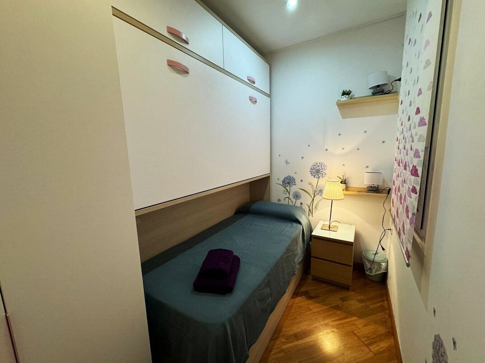Economy Twin Room, Shared Bathroom