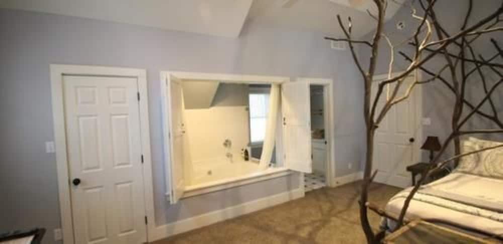 Deluxe Room, 1 King Bed, Jetted Tub (American Hornbeam) - No Pets Allowed