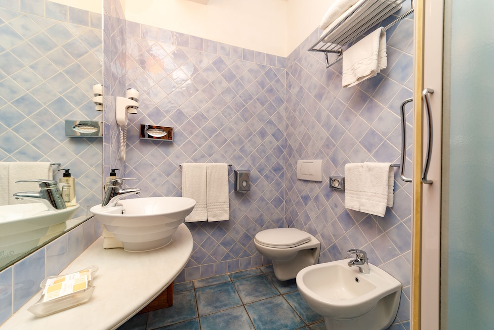 Deluxe Room - Photo 17