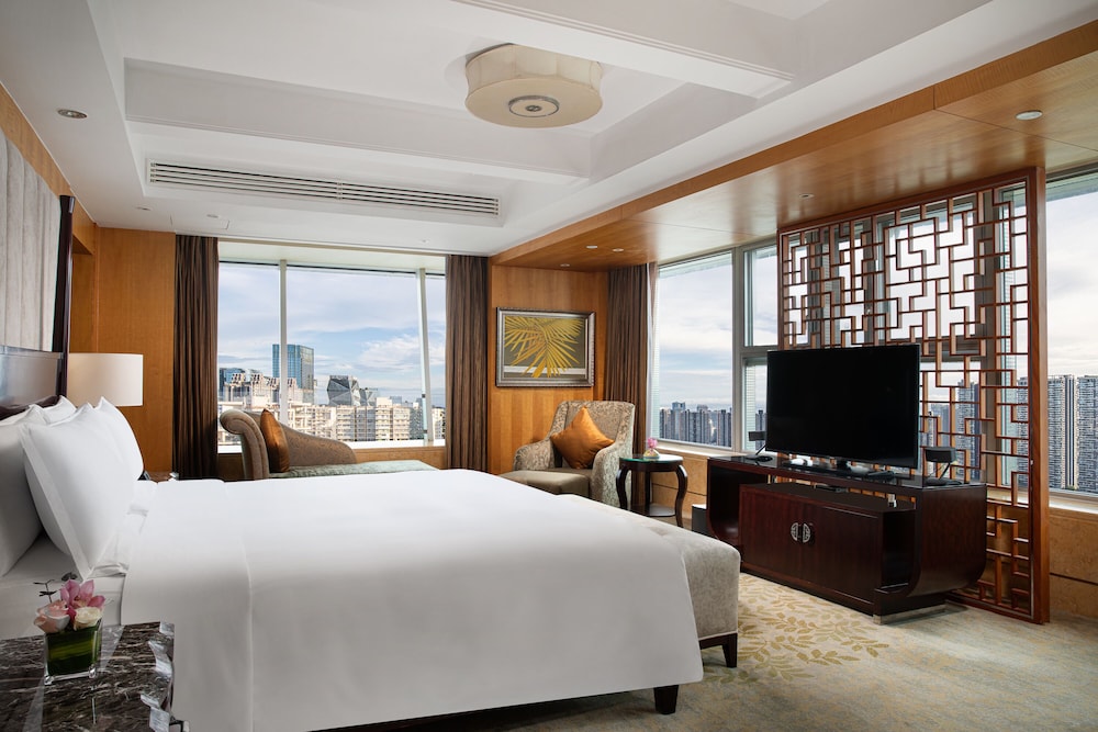 Junior Suite, 1 King Bed, Club Lounge Access - Photo 4