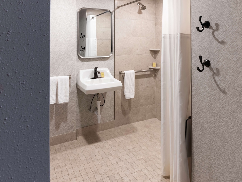 Room, 2 Queen Beds, Accessible (Mobility & Hearing, Roll-In Shower) - Photo 9