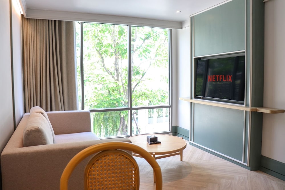 Quarter One-Bedroom Suite with Balcony, King Bed
