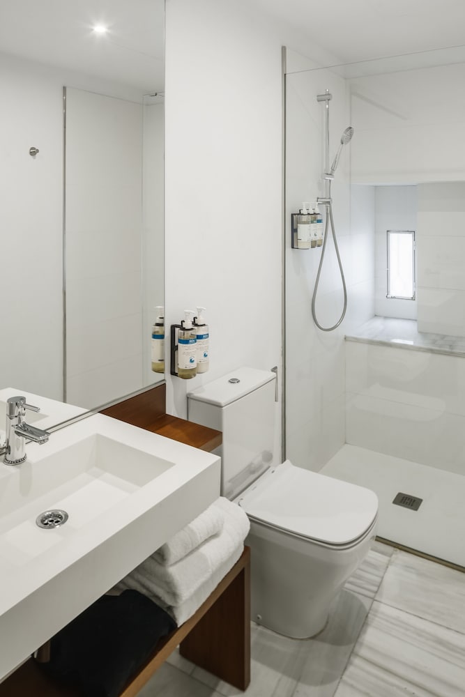 3 Bedroom Apartment with Balcony - Photo 9