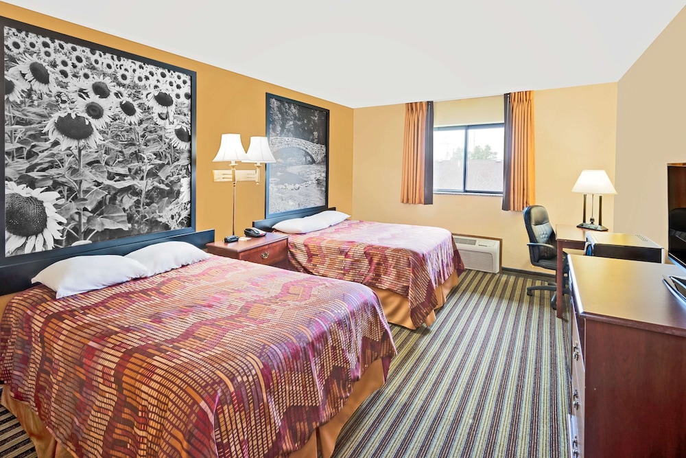 Suite, Multiple Beds, Non Smoking - Photo 2