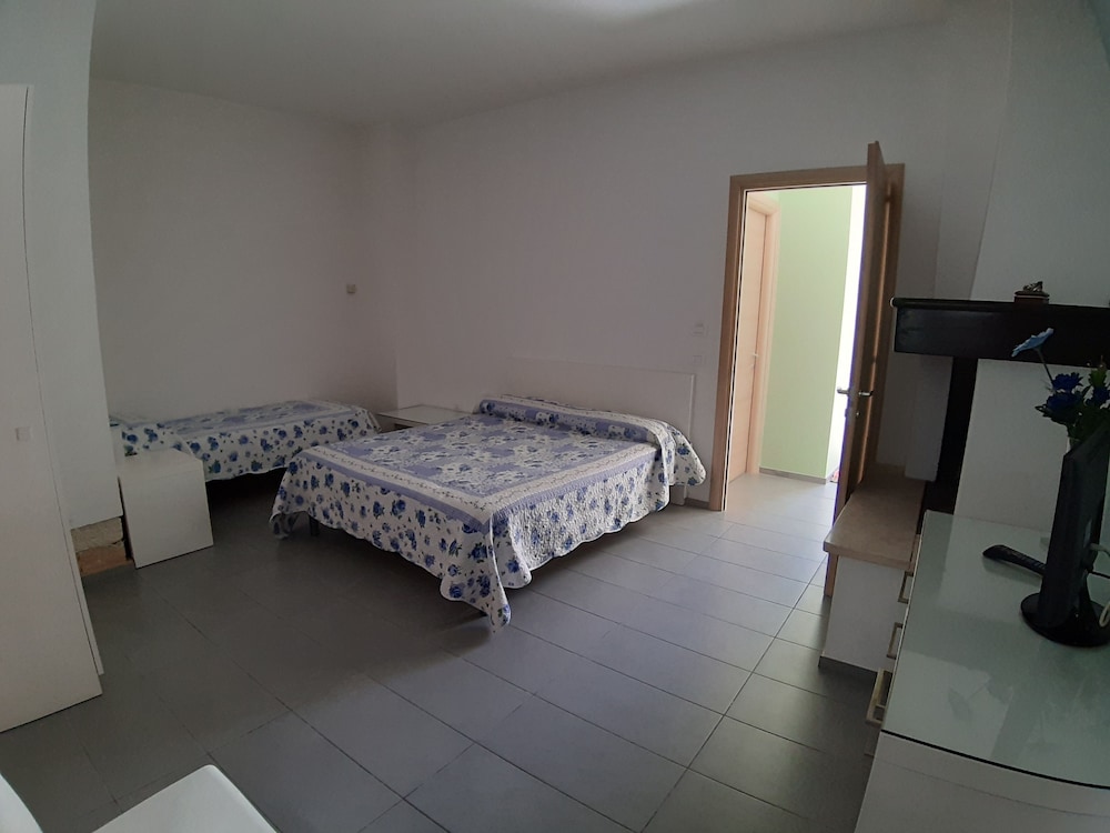 Apartment, 2 Bedrooms, Patio photo 1