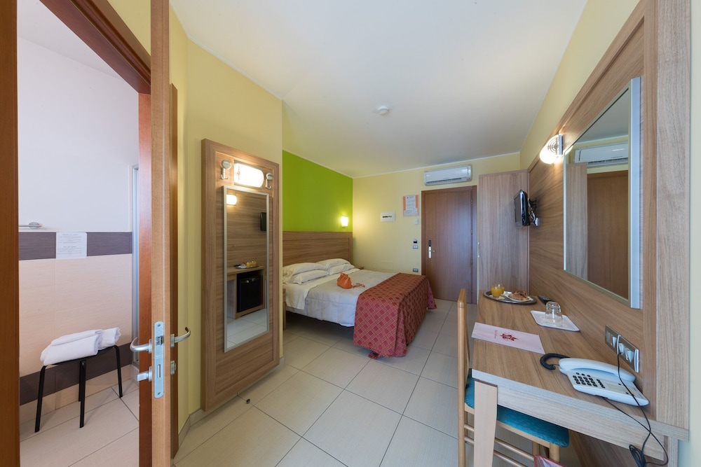 Standard Double Room Single Use photo 2
