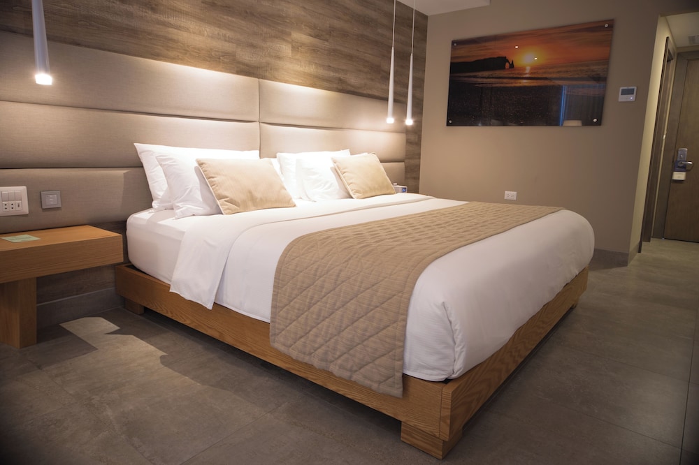 Deluxe Room, 1 King Bed, Ocean View - Photo 1