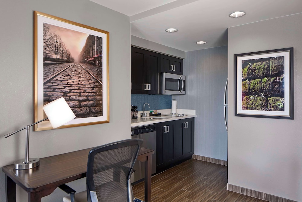 Suite, 1 King Bed, Accessible, Corner