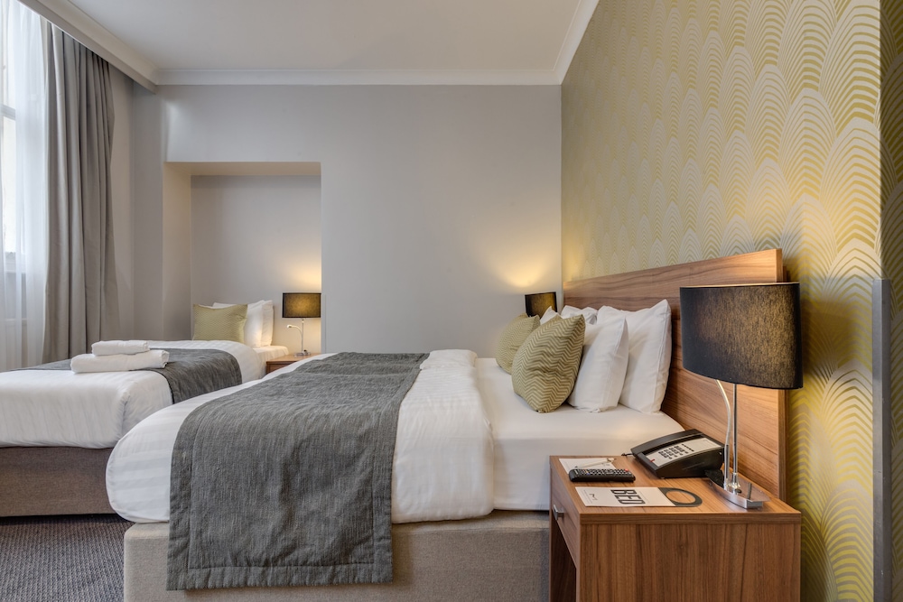 Superior Room, 1 Queen Bed, Non Smoking (with Single Sofabed) photo 1