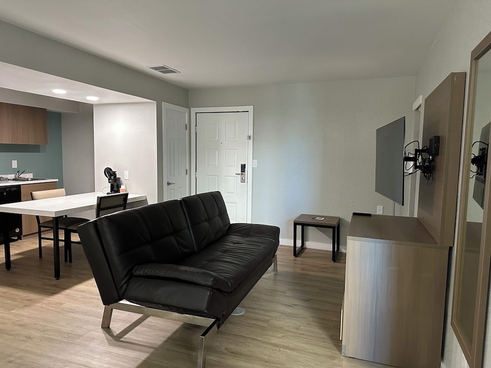 Suite, 1 King Bed, Non Smoking photo 3