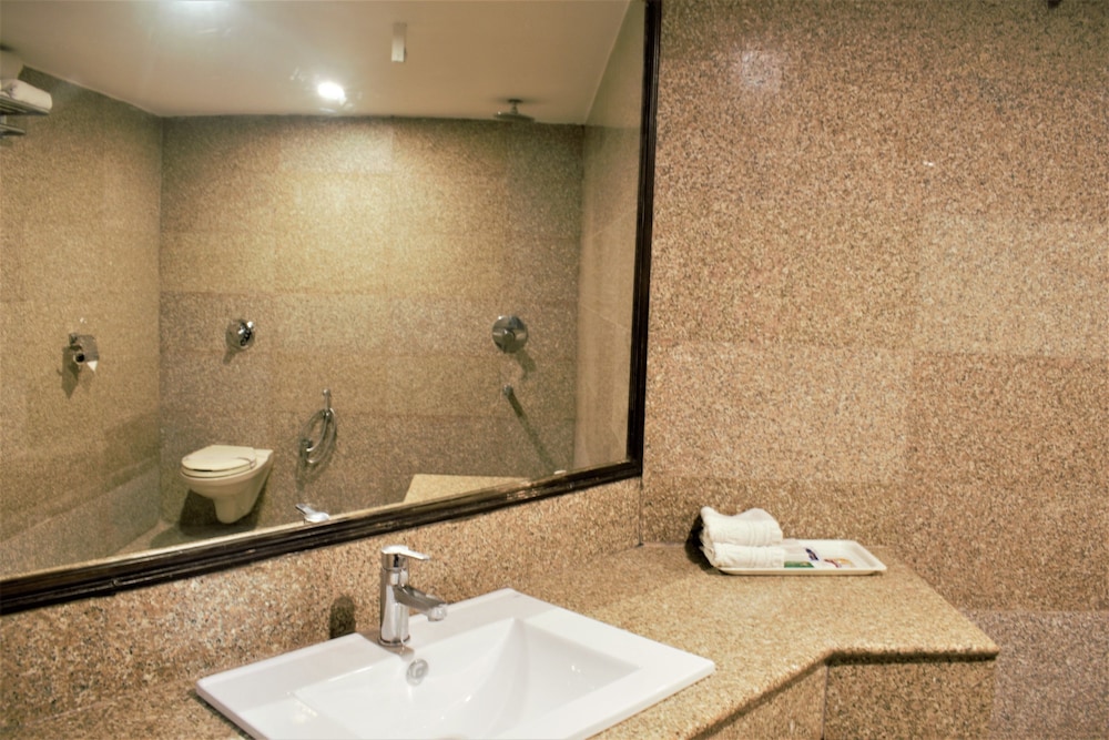 Family Suite, 1 Queen Bed, Accessible, Balcony photo 2