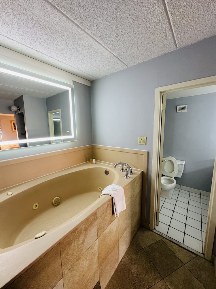 Suite, 1 King Bed with Sofa bed, Jetted Tub - Photo 5