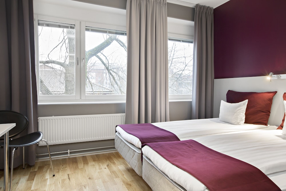 Standard Room, 2 Twin Beds, Accessible, Non Smoking (Walk-in Shower) - Photo 1