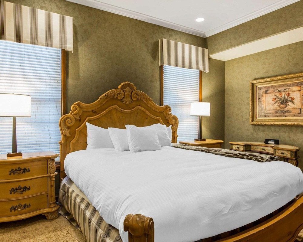Suite, 2 Bedrooms, Non Smoking (1 King Bed, 1 Queen Bed, Sofa Bed) - Max 4 Adult and 2 Children photo 1