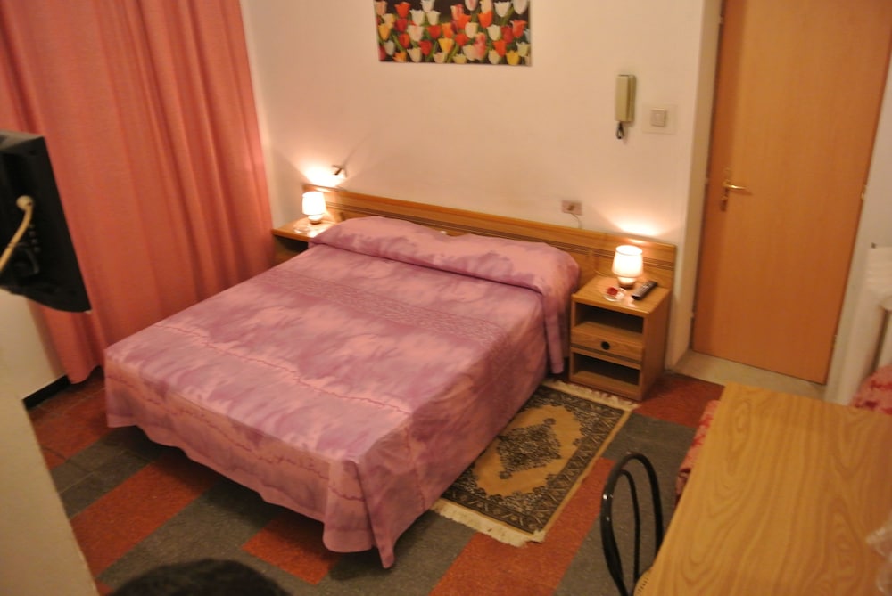Standard Double Room, Private Bathroom photo 2