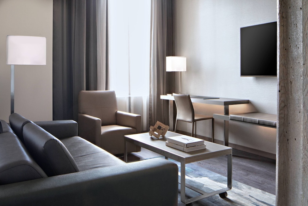 Room, 1 King Bed with Sofa bed, City View photo 3