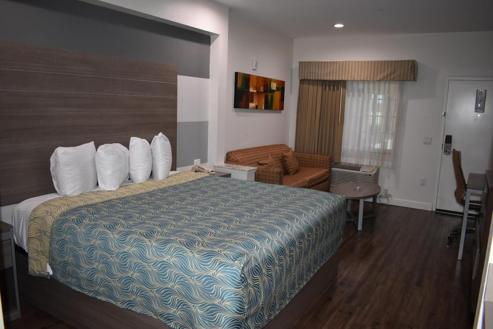 Deluxe Single Room, 1 King Bed, Smoking photo 1